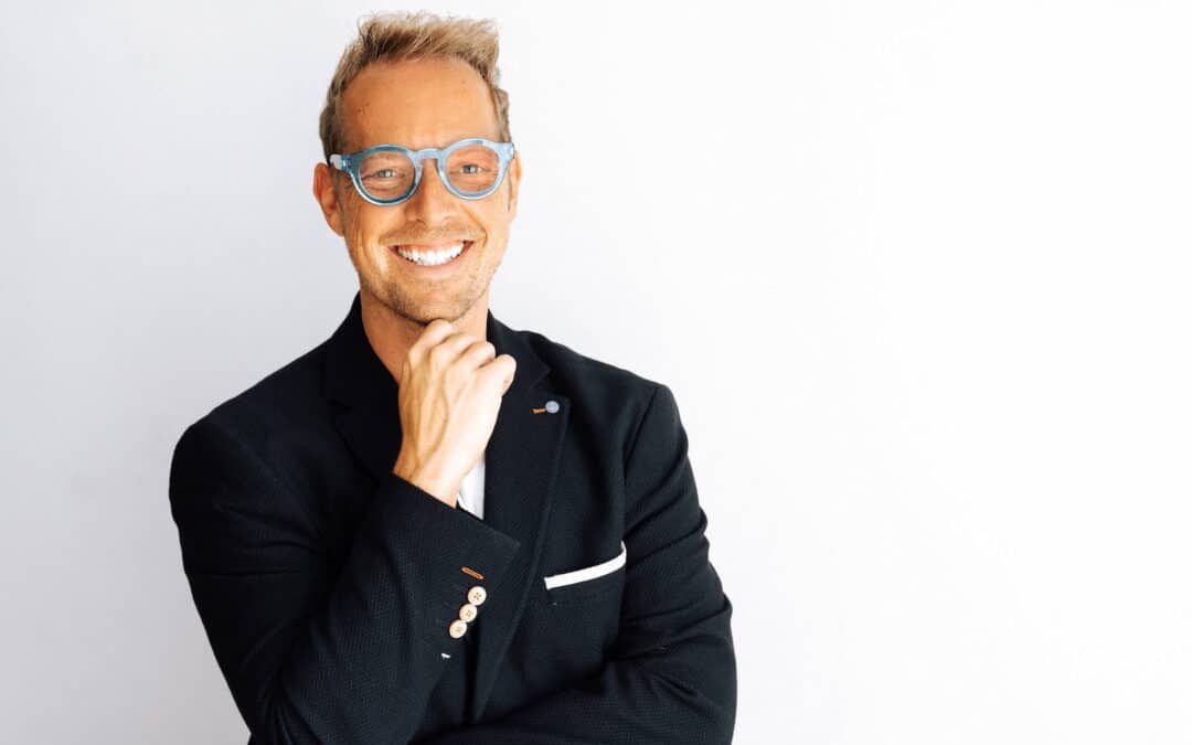 Keynote Speaker Norman Gräter mit blauer Brille und schwarzem Sakko